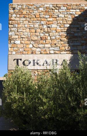 Tokara Weingut oder Wine Estate metallic Name auf der steinernen Fassade eines Gebäudes am Eingang in Cape Town, Südafrika Stockfoto