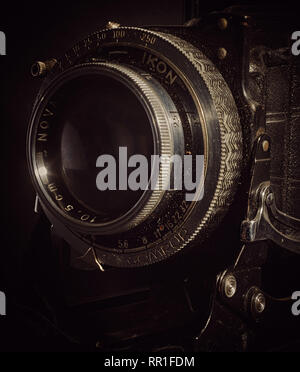 Extreme Nahaufnahme der Linse auf einem Oldtimer Faltenbalg Filmkamera. Stockfoto