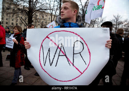 Ein Mann hält Anti-kriegs-Fahne während eine Mahnwache von "Jabloko" politische Partei im Zentrum von Moskau gegen die militärische Aktion in der Ukraine, 7. März 2014 Stockfoto