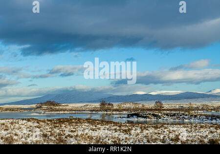 Blick über Rannoch Moor an einem kalten Wintertag mit Schnee auf dem Boden, Scottish Highlands Stockfoto