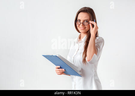Business Meeting. Frau in Brillen isoliert auf Weiss mit Zwischenablage und pen Vorbereitung auf Verhandlungen lächelnde zuversichtlich Stockfoto