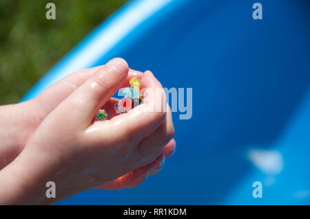 Wasser perlen in einer Hand gehalten Stockfoto