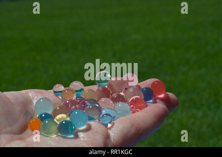 Wasser perlen in einer Hand gehalten Stockfoto