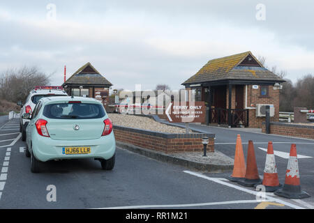 Autos Queuing die Maut für die Kette der Fähre von Shell Bay in der Nähe von North zu Sandbänken in Dorset, Großbritannien zu zahlen Stockfoto