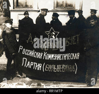 Flagge von polnischen Truppen in der Nähe von Pinsk am Rand des Pripet marshes erfasst. Die russische Schrift ist in gold auf rotem Feld und im Stern ist eine Miniatur Hammer und über die Worte lang lebe der Russischen Kommunistischen Partei Pflug Bol Stockfoto