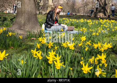 Schaden Fenna (19) aus Deutschland geniesst die warmen Temperaturen der Frühling kommt in der St. James Park, London, England, UK, 23. Februar, 2019 Stockfoto