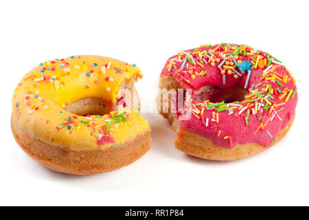 Zwei verglaste Donut mit einem Biss auf weißem Hintergrund Stockfoto