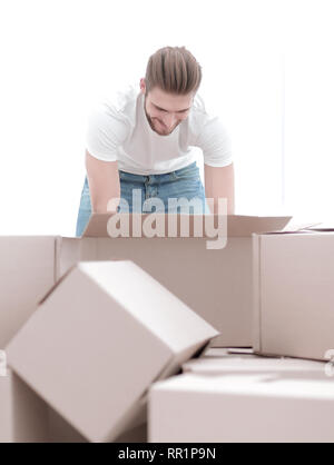 Männliche Sortierung Sachen in die neue Wohnung. Stockfoto