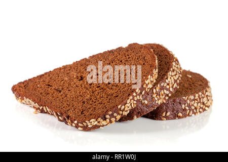 Drei Scheiben Schwarzbrot mit Sesam auf weißem Hintergrund Stockfoto