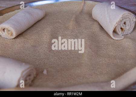 Afrikanische Speisen. Injera ist ein sauerteig Fladenbrot aus teff Mehl gemacht. Es ist dem nationalen Gericht aus Äthiopien, Eritrea, Somalia und Dschibuti Stockfoto