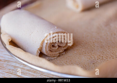 Afrikanische Speisen. Injera ist ein sauerteig Fladenbrot aus teff Mehl gemacht. Es ist dem nationalen Gericht aus Äthiopien, Eritrea, Somalia und Dschibuti Stockfoto