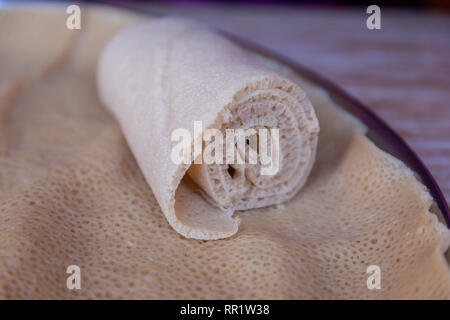 Afrikanische Speisen. Injera ist ein sauerteig Fladenbrot aus teff Mehl gemacht. Es ist dem nationalen Gericht aus Äthiopien, Eritrea, Somalia und Dschibuti Stockfoto