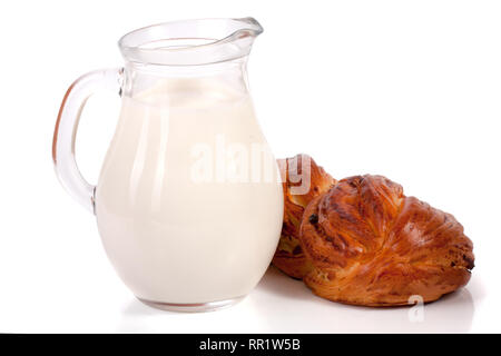 Krug Milch mit einem Laib Brot auf weißem Hintergrund Stockfoto