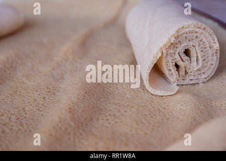 Afrikanische Speisen. Injera ist ein sauerteig Fladenbrot aus teff Mehl gemacht. Es ist dem nationalen Gericht aus Äthiopien, Eritrea, Somalia und Dschibuti Stockfoto