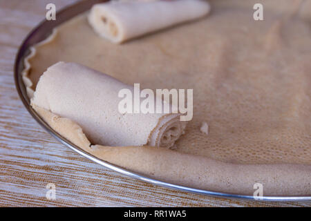 Afrikanische Speisen. Injera ist ein sauerteig Fladenbrot aus teff Mehl gemacht. Es ist dem nationalen Gericht aus Äthiopien, Eritrea, Somalia und Dschibuti Stockfoto