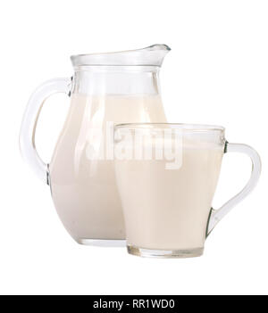 Kanne und Glas Milch auf weißem Hintergrund Stockfoto