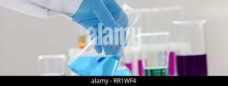 Eine männliche Chemiker hält Reagenzglas von Glas in Stockfoto