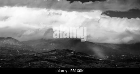 Schwarze und Weiße Kunst Landschaft Bilder der Axarquia Region Andalusien, Malaga, Spanien Stockfoto