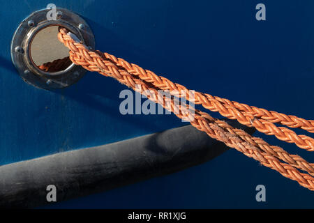 Festmacher Seil für Fischerboot. Burt mit einem festmacher Seil. Jahreszeit Winter. Stockfoto