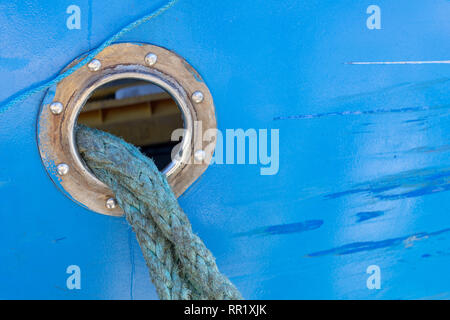 Festmacher Seil für Fischerboot. Burt mit einem festmacher Seil. Jahreszeit Winter. Stockfoto