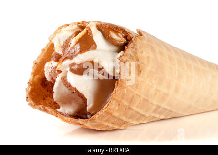 Eis mit Karamell auf weißem Hintergrund Stockfoto