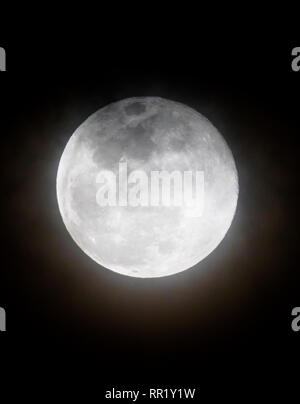 Voll super Schnee Mond steigt durch Wolken über Rocky Mountains, Salida, Colorado, USA Stockfoto