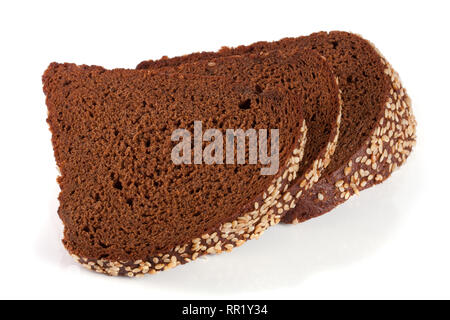 Drei Scheiben Schwarzbrot mit Sesam auf weißem Hintergrund Stockfoto