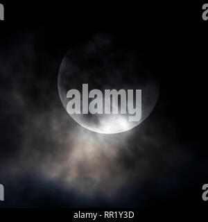 Voll super Schnee Mond steigt durch Wolken über Rocky Mountains, Salida, Colorado, USA Stockfoto