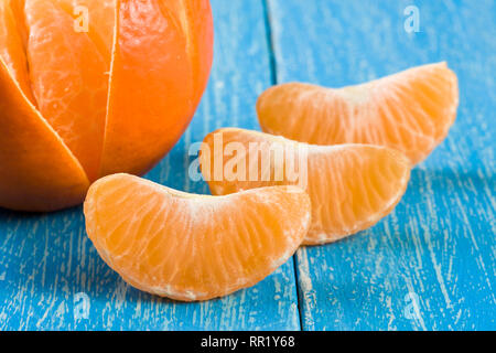 Tangerine Schichten auf einem blauen Hintergrund aus Holz Stockfoto