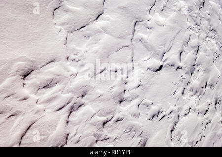 Nahaufnahme von Wind geformten Muster in frischen Schnee Stockfoto