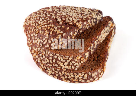 Drei Scheiben Schwarzbrot mit Sesam auf weißem Hintergrund Stockfoto