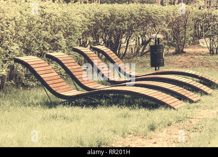 Feder Liegestühle zum Entspannen in einem öffentlichen Park - Bild Stockfoto