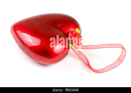 Rotes Herz mit einem Farbband auf weißem Hintergrund hängenden isoliert Stockfoto