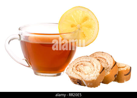 Scheiben Biskuit Rolle mit einer Tasse Tee auf weißem Hintergrund closeup isoliert Stockfoto