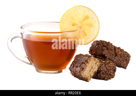 Schokolade, Süßigkeiten mit einer Tasse Tee auf weißem Hintergrund Stockfoto