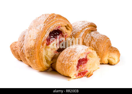 Croissant und Hälfte mit Kirsche Konfitüre Puderzucker auf weißem Hintergrund closeup isoliert Stockfoto