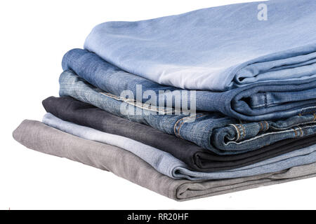 Stapel von Jeans auf weißem Hintergrund Stockfoto