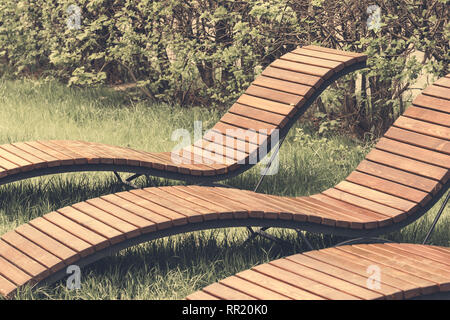 Feder Liegestühle zum Entspannen in einem öffentlichen Park Stockfoto