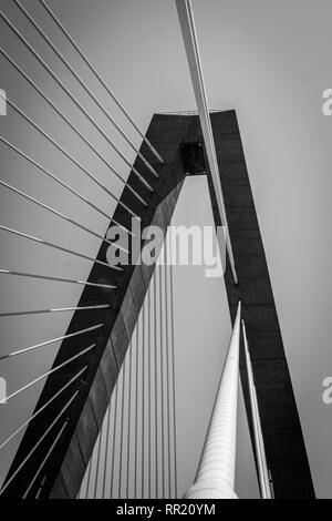 Schwarze und weiße Nahaufnahme Fotos der Arthur Ravenel Bridge in Charleston, South Carolina Stockfoto