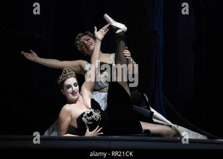 Schauspieler auf der Bühne während einer Aufführung der Schlaf einer Sommernacht im Teatro de la Zarzuela in Madrid mit: Schauspieler Wo: Madrid, Spanien Wann: 23 Jan 2019 Credit: Oscar Gonzalez/WENN.com Stockfoto