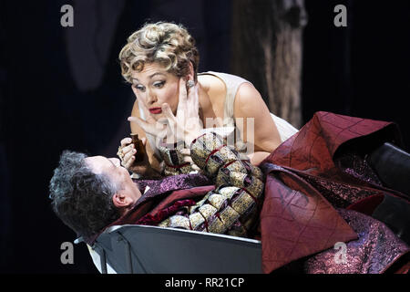 Schauspieler auf der Bühne während einer Aufführung der Schlaf einer Sommernacht im Teatro de la Zarzuela in Madrid mit: Schauspieler Wo: Madrid, Spanien Wann: 23 Jan 2019 Credit: Oscar Gonzalez/WENN.com Stockfoto