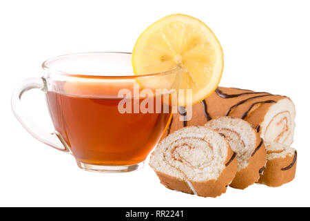 Scheiben Biskuit Rolle mit einer Tasse Tee auf weißem Hintergrund closeup isoliert Stockfoto