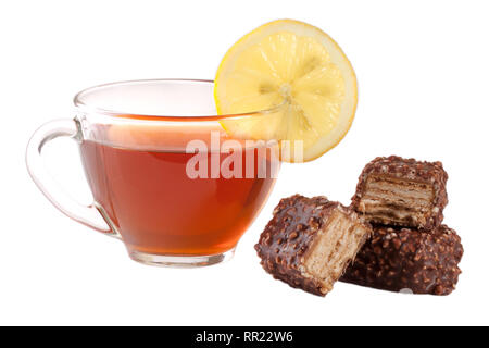 Schokolade, Süßigkeiten mit einer Tasse Tee auf weißem Hintergrund Stockfoto