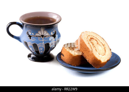 Scheiben Biskuit Rolle mit einer Tasse Tee auf weißem Hintergrund closeup isoliert Stockfoto