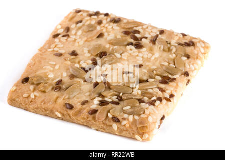 Knuspriges Brot mit Samen der Sonnenblumen, Flachs und Sesam auf weißem Hintergrund Stockfoto