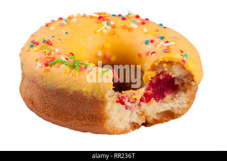 Glasierte Krapfen mit einem Biss auf weißem Hintergrund Stockfoto