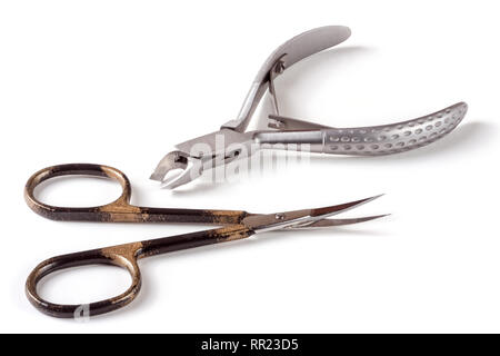 Nagelschere und Clippers die Nagelhaut Pflege Produkte auf weißem Hintergrund zu entfernen. Stockfoto