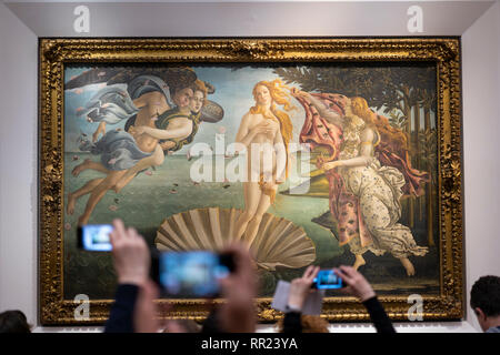 Florenz, Italien - 18. FEBRUAR 2019: Touristische Hände heben Handys Bild der berühmten Geburt der Venus Malerei im Museum zu nehmen Stockfoto