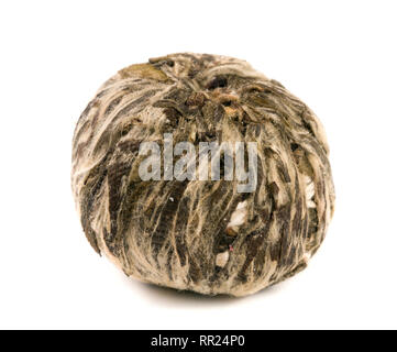 Single Ball der aromatischen Blume grün chinesischen Tee auf weißem Hintergrund Stockfoto
