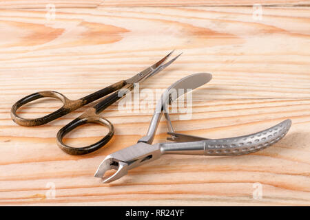 Nagelschere und Clippers die Nagelhaut Pflege Produkte auf einem hellen Hintergrund zu entfernen Stockfoto